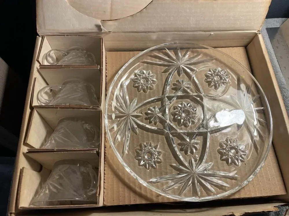 Vintage Anchor Hocking Early American Prescut 8 Pc Snack Set w/ Box EAPC